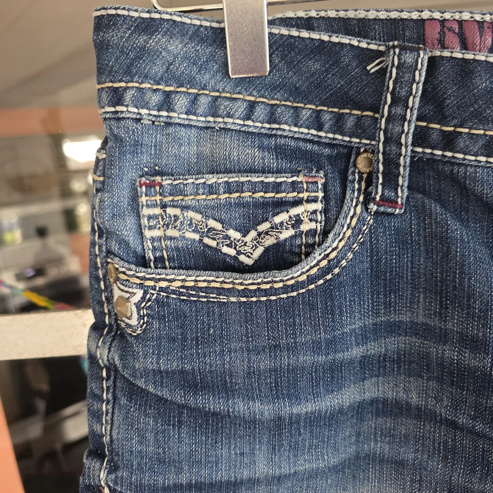 Hydraulic Bailey Low Rise Short 7/8 Dark Blue Jean Shorts with Embroidery